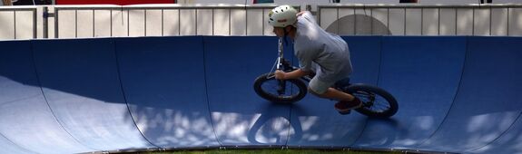 Ein Fahrradfahrer auf dem Pumptrack