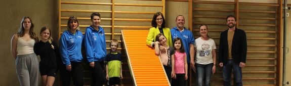 Kinder auf Turngeräten