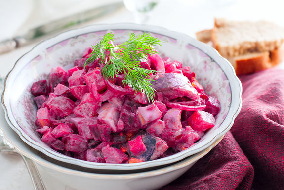 Bild eines Heringssalates in einer Schüssel.