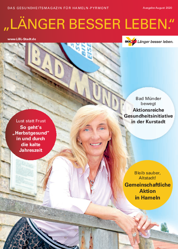 Frau lehnt über Geländer