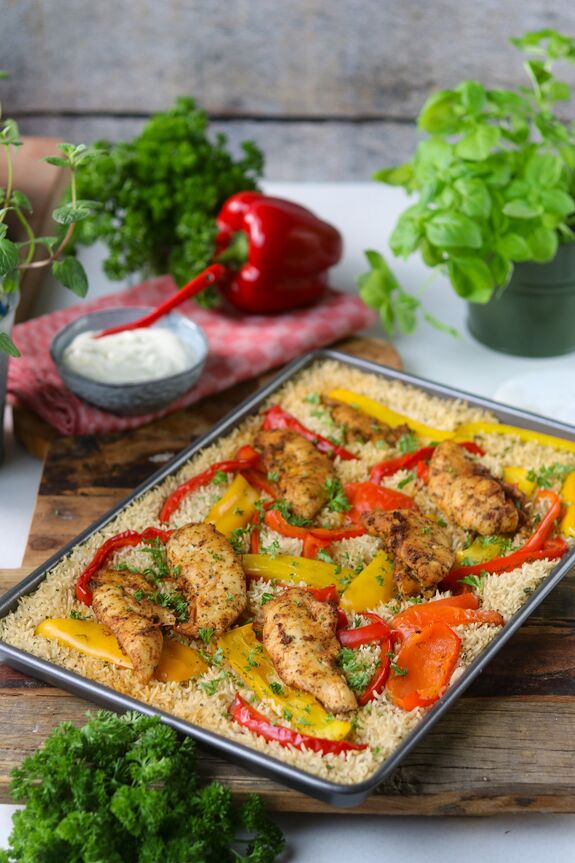 Ofenblech mit Reis, Hähnchen und Paprika