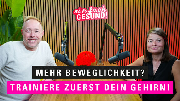 Zwei Menschen lachen in Kamera mit dem Titel: "Mehr Bewegung? Trainiere zuerst dein Gehirn"