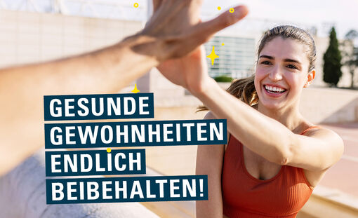 Zwei Menschen klatschen miteinander ein