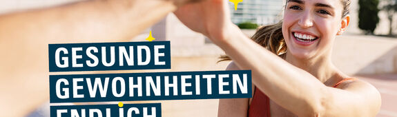 Zwei Menschen klatschen miteinander ein