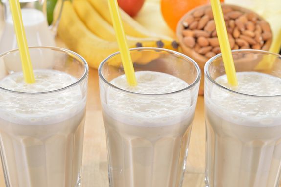 Drei Gläser mit Nuss-Smoothie