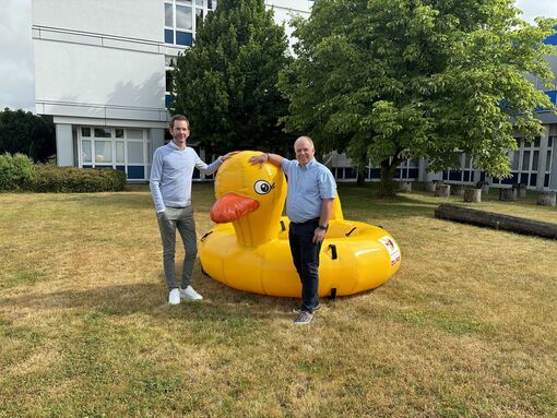 Jörg Nielaczny, Vorsitzender des Vorstands der BKK24, und Henning Bock, Geschäftsführer der DLRG, feiern das Erfolgsmodell. 