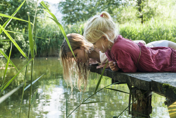 Mutter und Kind auf Steg