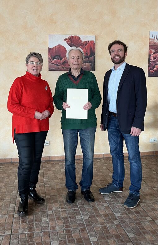 3 Personen mit Urkunde