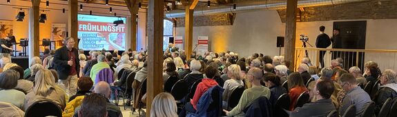 Menschen hören gespannt zu
