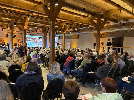 Menschen hören gespannt zu