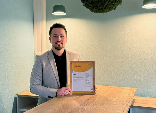 Umweltbeauftragter Tobias Palm mit der Auszeichnung