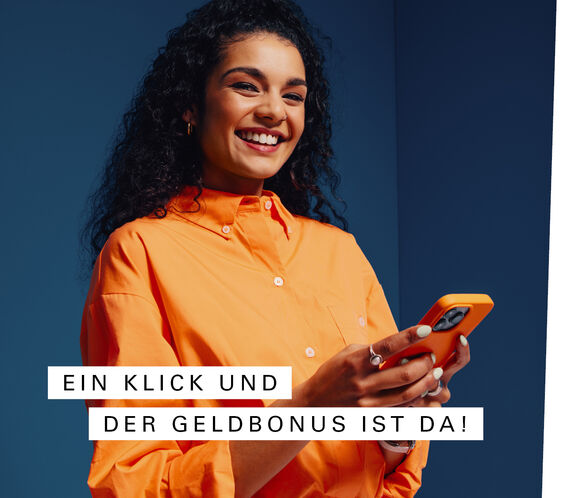 Eine lächelnde Frau in orangenem Hemd hält ein Smartphone in der Hand. Auf dem Bild steht ein Text "Ein Klick und der Geldbonus ist da!"