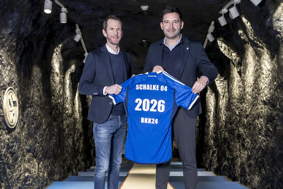Vertreter von BKK24 und schalke 04 halten Trikot mit der Nummer 2026 in die Höhe