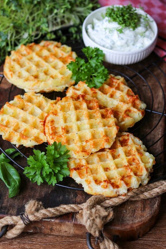Waffeln aus Kartoffeln auf Holzbrett