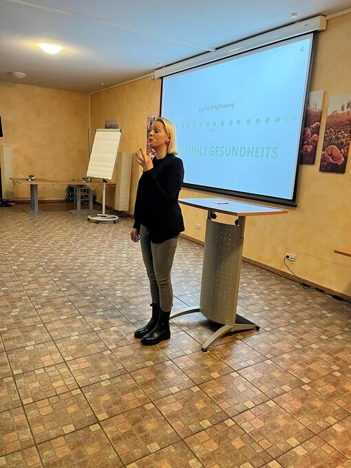 Jana Pletz hält Vortrag vor Publikum