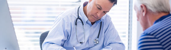 Arzt sprich mit Patient