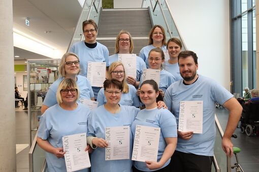 Menschen auf Treppe lächeln in die Kamera