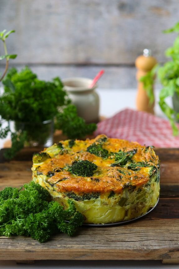 Kuchen aus Kartoffeln und Eiern auf Holzbrett