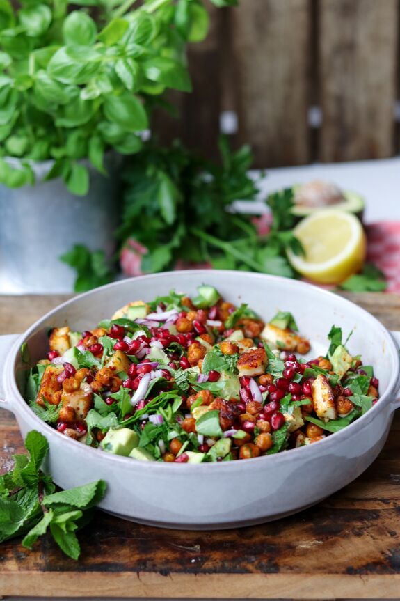 Halloumi-Salat in Schüssel