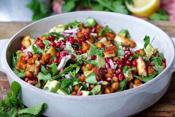 Halloumi Salat mit knusprigen Kichererbsen
