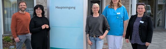 Dennis Busche, Regionalleiter der BKK24, und Jana Hölper von DigiRehab (Zweite von links) brachten das innovative Programm in die Erlen Residenz zu Einrichtungsleitung Albina Sokoli (von rechts), Stefanie Groppe (Leitung Sozialer Dienst) und Wiebke Fehring (Prokuristin & Leitung Qualitätsmanagement). 
