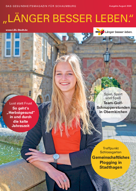 Frau steht vor Brunnen
