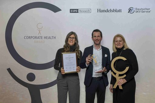 3 Personen mit Urkunden