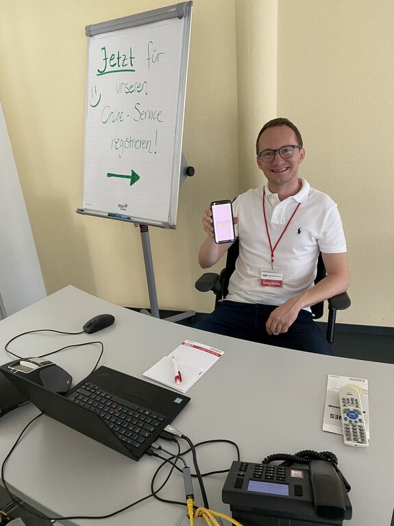 Mann mit Handy richtet Online App der BKK24 ein