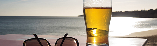 Alkoholfreies Bier steht auf dem Tisch am Strand