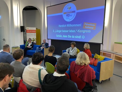 Menschen schauen gespannt auf Bühne