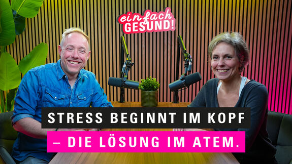 Expertin Claudia Gericke lackt in Kamera