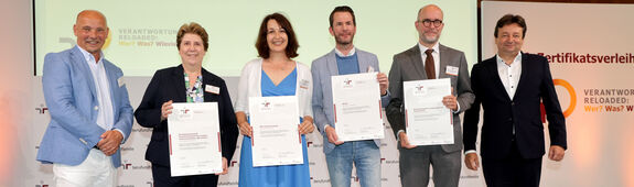 Menschen halten Urkunde in der Hand