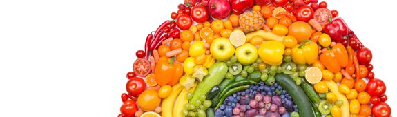 Ein Regenbogen aus Obst und Gemüse gelegt