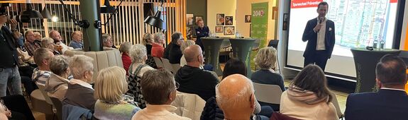 Publikum schaut auf eine Bühne