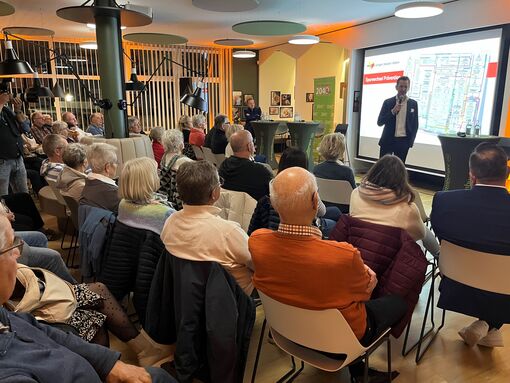 Publikum schaut auf eine Bühne