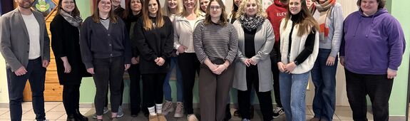 Menschen posieren für Foto