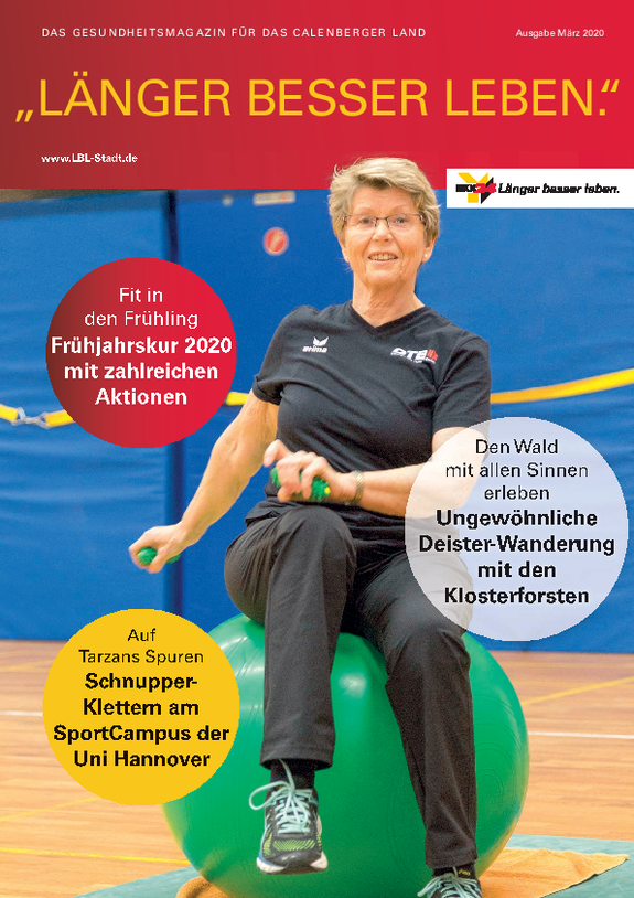 Frau auf Gymnastikball