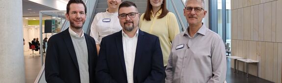 Menschen auf Treppe lächeln in die Kamera